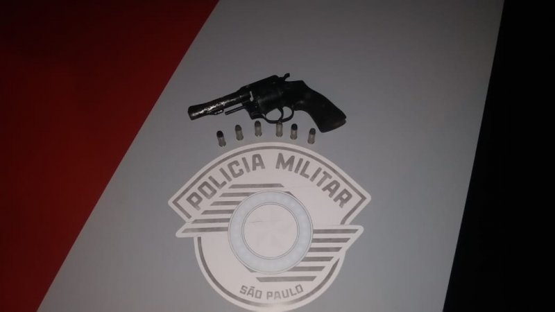 PM prende acusado de portar revólver e munições