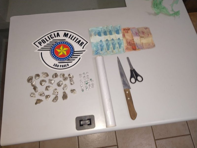 Jovem é abordado e preso ao tentar dispensar drogas