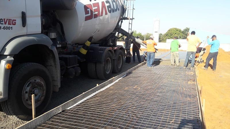 Obras efetua concretagem da quadra de society no Gualter Monteiro