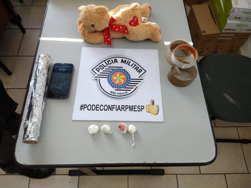 Garçom é preso escondendo droga no ursinho da filha