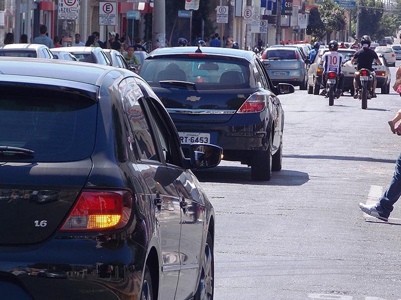 Veículos com placas final 4 devem ser licenciados