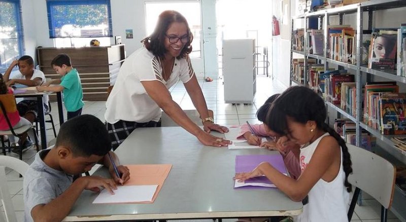 Crianças se divertem na biblioteca com semana especial de férias