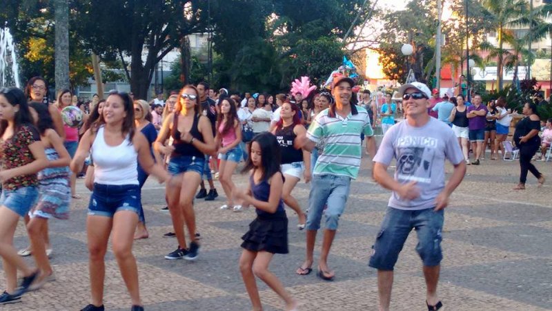 Flashback é atração da noite de hoje na praça Dr. Carlos Sampaio Filho