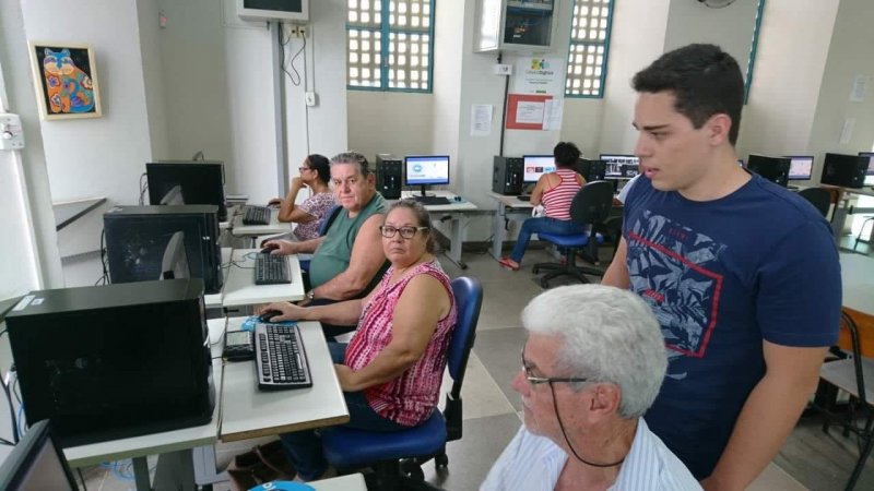 Programa Acessa São Paulo: Biblioteca disponibiliza computadores com internet