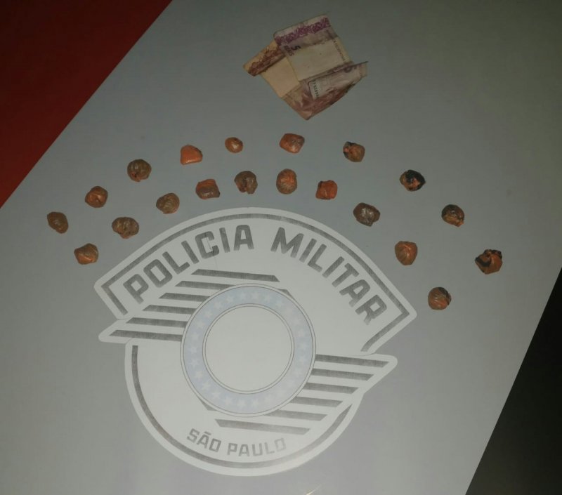 Jovem tenta resistir, mas é preso por tráfico de drogas