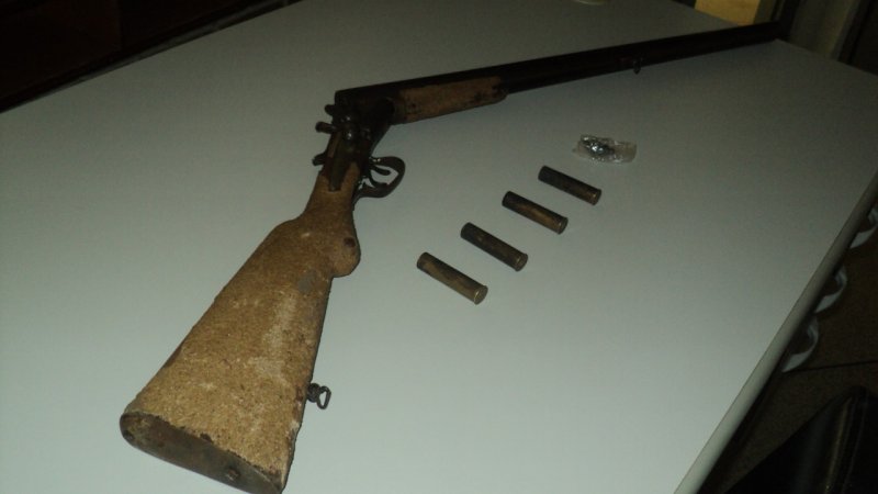 Lavrador é preso com arma, munições e carne de capivara