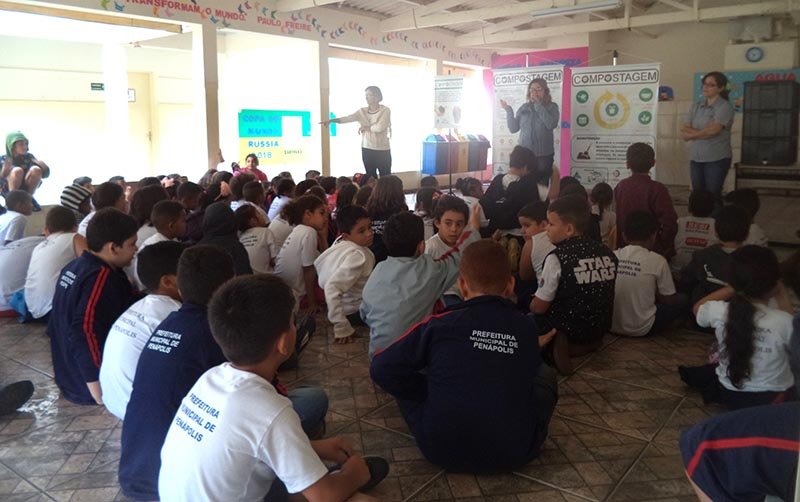 Estudantes conhecem projeto de compostagem do Centro Ambiental
