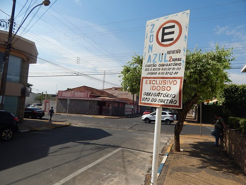 Retomado projeto que limita tempo de isenção na zona azul