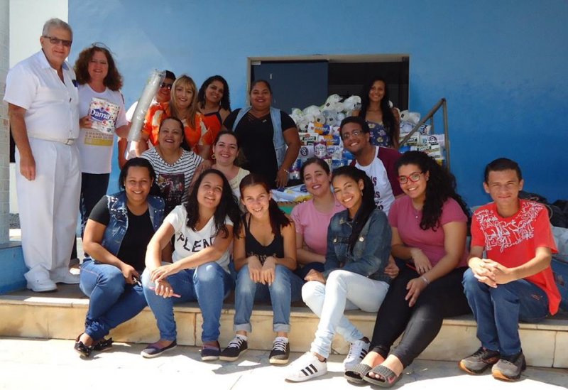 Alunos de Avanhandava entregam doações para a Santa Casa de Penápolis