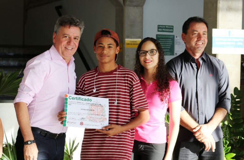 Alunos recebem certificados de cursos profissionalizantes