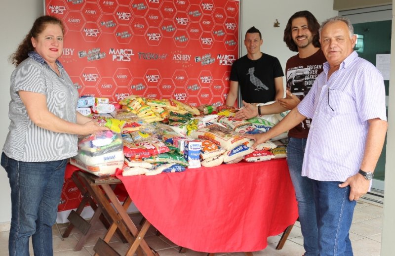 Flashnejo arrecada 1 tonelada de alimentos para Santa Casa