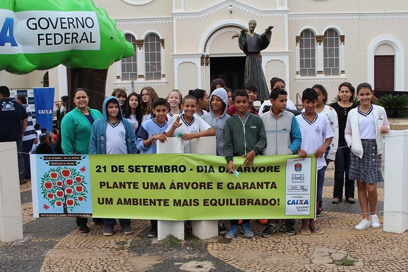 Área comercial: Dia da Árvore é marcado por projeto de arborização