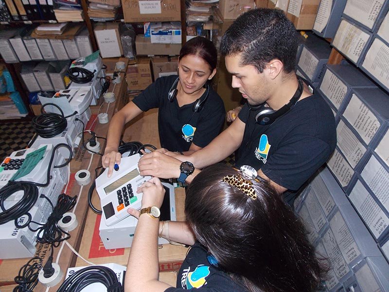 Conferência: Urnas eletrônicas são finalizadas para processo eleitoral