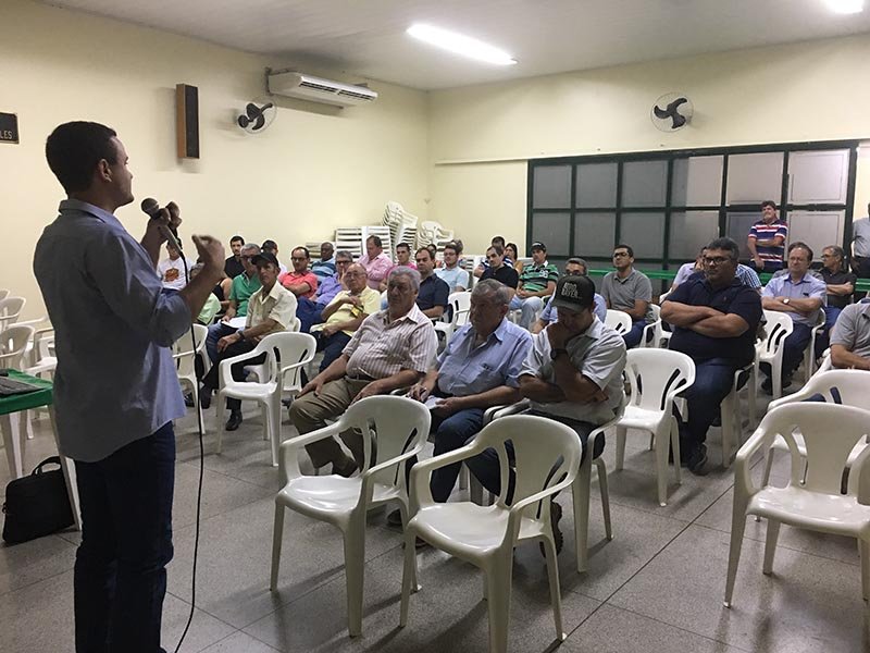 Palestra alerta sobre a devolução de embalagens de defensivos agrícolas