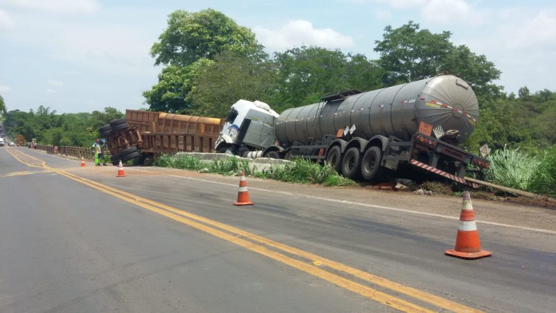 Caminhão carregado de piche bate contra outro na Assis