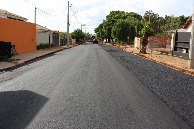 Antonieta Vilela: Trecho da rua recebe asfalto após obras de galeria