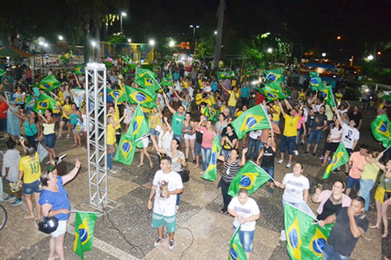 Penapolenses vão às ruas comemorar a vitória de Bolsonaro