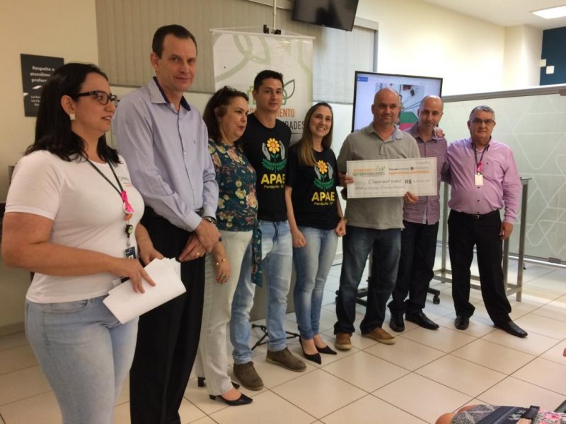 Sicoob Credicitrus entrega cheque de R$ 5 mil a APAE