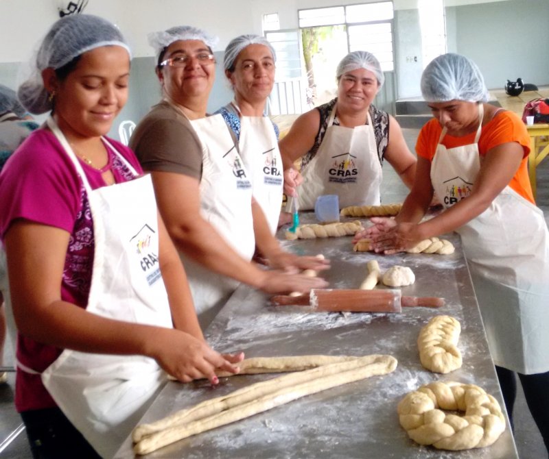 Cozinha Comunitária oferece curso de panificação a famílias do Cras