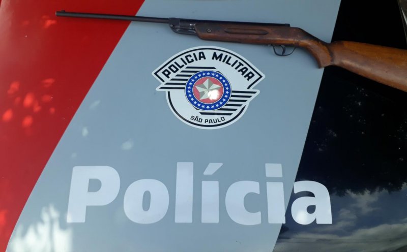 Homem mantém esposa e filha sob mira de espingarda