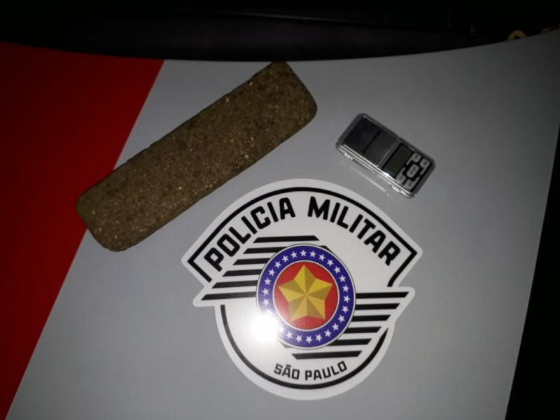 Ajudante é preso com tijolo de maconha em sua casa