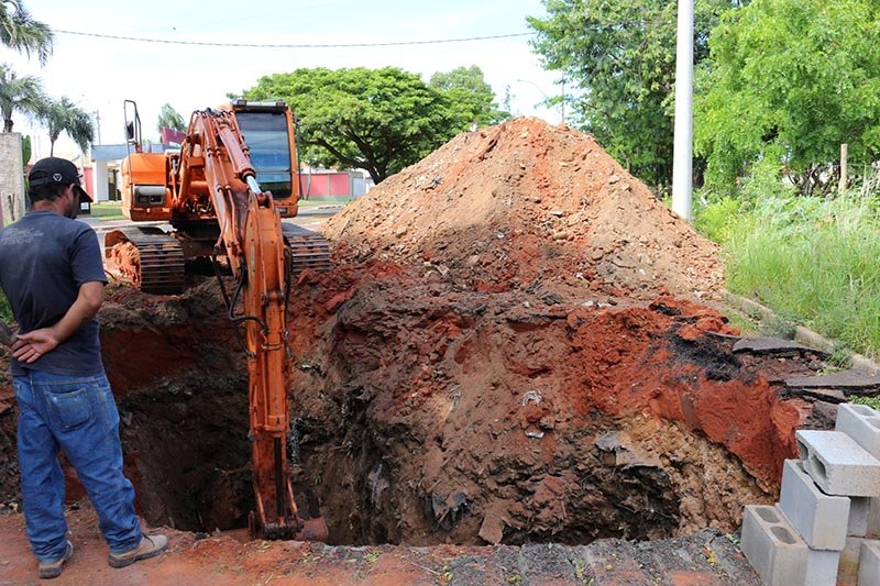 Obras: Executado reparos na avenida Leopoldino Alves Cardoso