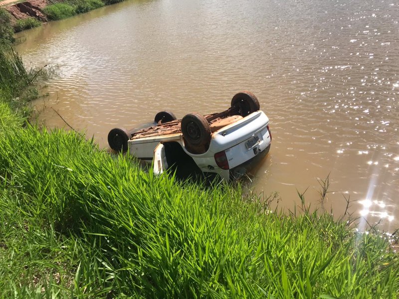 Homem cai com carro em represa e morre afogado