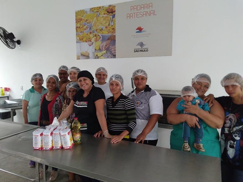 Famílias assistidas pelos Cras participam de curso de pães