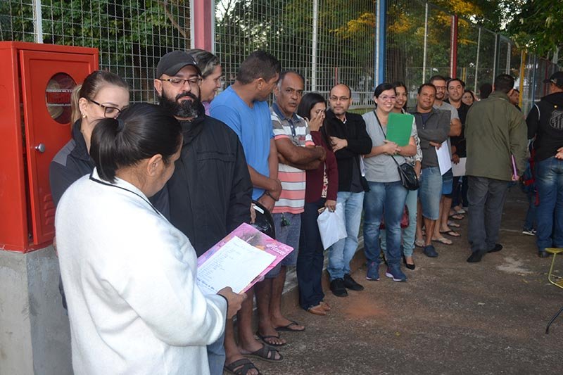 23 horas de fila: Pais tentam garantir vaga do filho no período da manhã