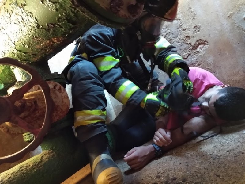 Bombeiros simulam resgate em local confinado
