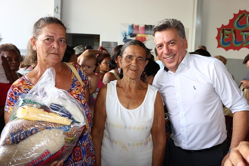 Fundo Social entrega cestas natalinas a famílias assistidas