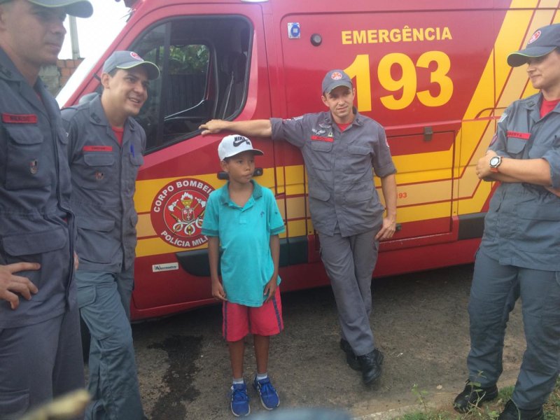 Bombeiros fazem doação a menino do Gualter Monteiro