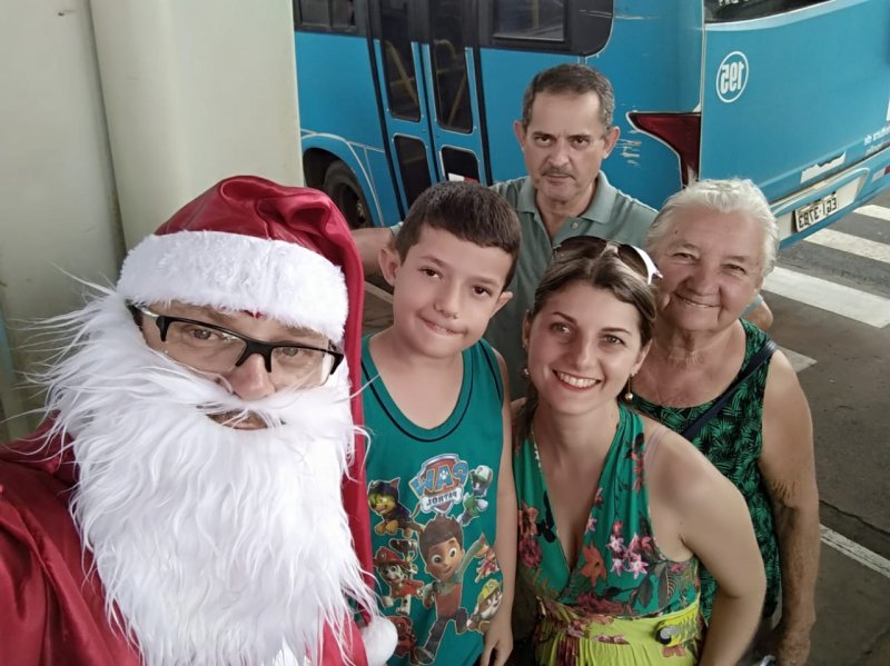 Transporte Coletivo comemora Natal com motorista Papai Noel