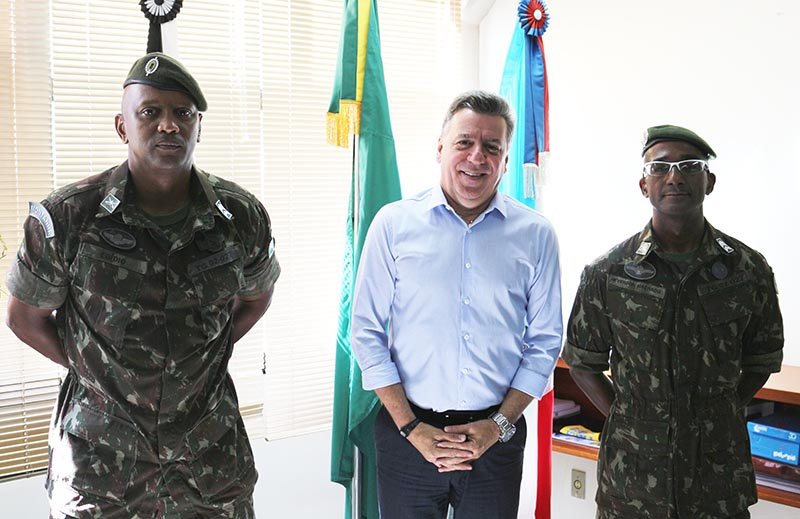 Prefeito Célio recebe novo comandante do Tiro de Guerra