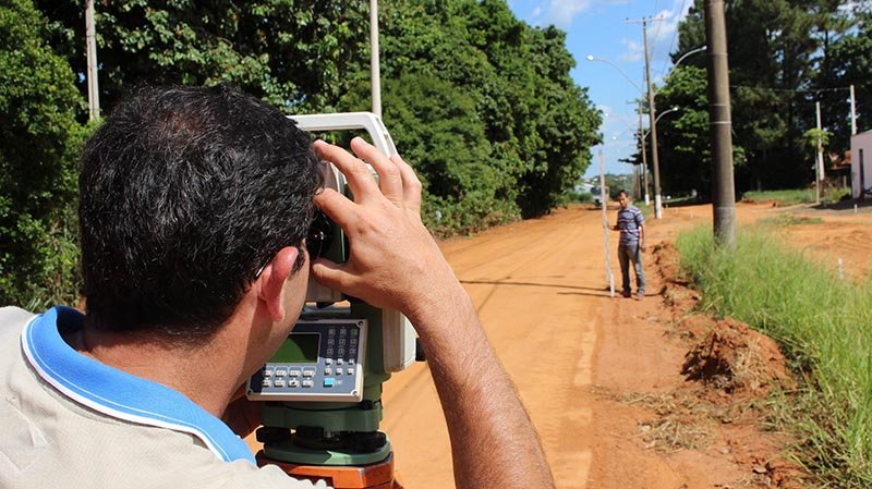 Com galerias instaladas, rua Irmãos Torrezan receberá guias e sarjetas