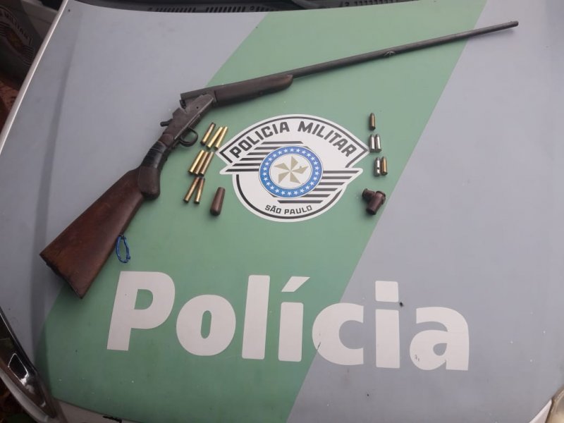 Motorista é flagrado com espingarda em Glicério