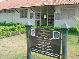 Vândalos atacam escola municipal