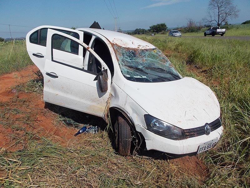 Veículo capota na estrada Armando Egreja