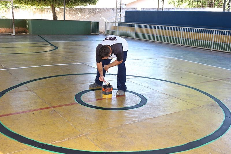 Equipes de manutenção fazem reparos nas escolas para a volta às aulas