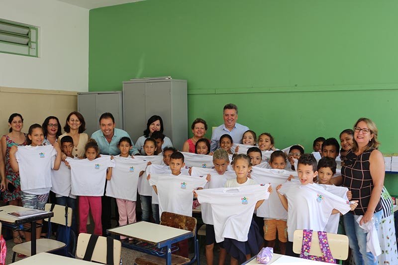 Educação: Alunos da rede municipal recebem novos uniformes