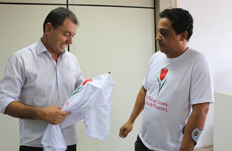 Parkinson: Voluntário auxilia grupo de apoio a pacientes com doença