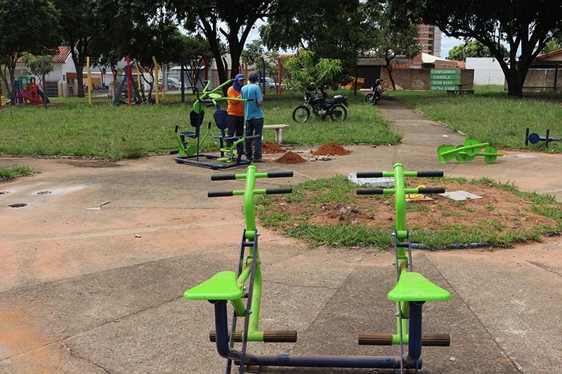 Academia ao ar livre é instalada em praça no Jardim Eldorado