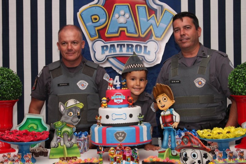 Garoto é homenageado pela PM em seu aniversário de quatro anos