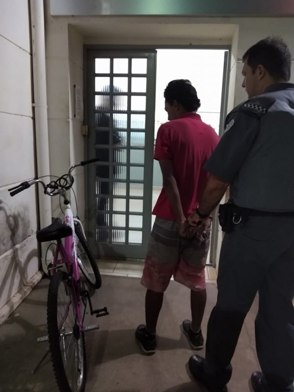 Servente tentar furtar bicicleta e é preso pela PM