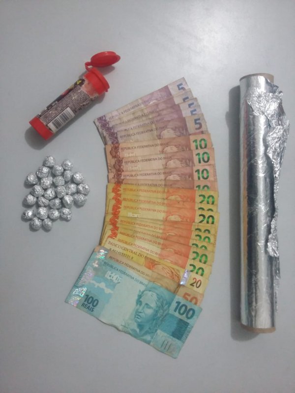 Balconista é flagrado e preso com cocaína
