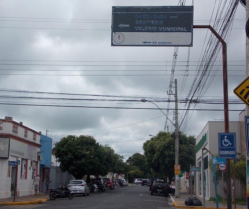 Falta de manutenção: Placas de orientação precisam ser atualizadas