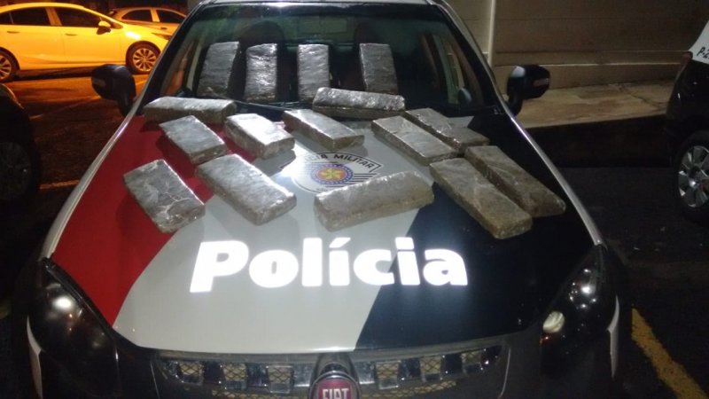 Dupla é presa transportando 16 tabletes de maconha