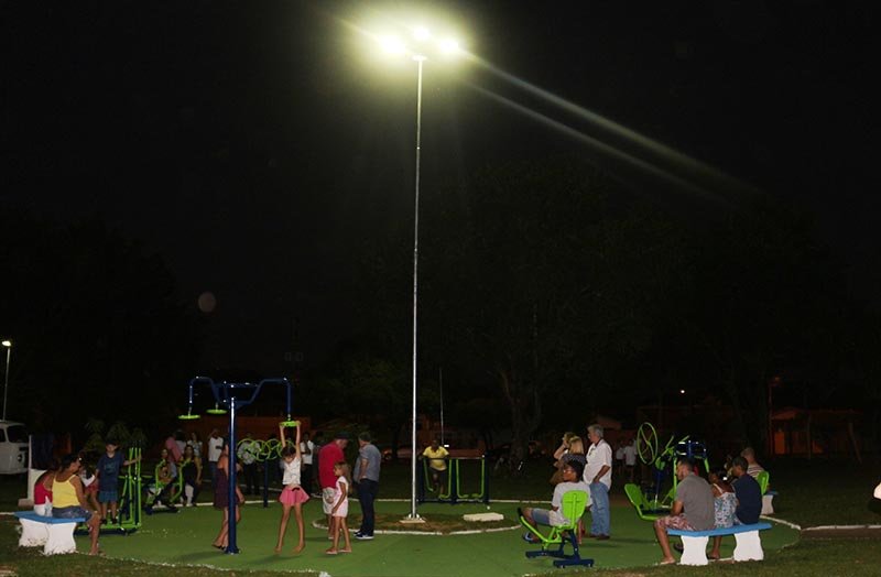 Jardim Eldorado: População prestigia entrega de academia e iluminação