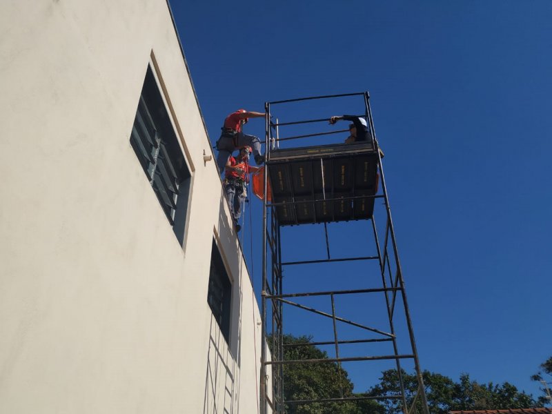 Drama: Bombeiros resgatam homem a 8 metros de altura