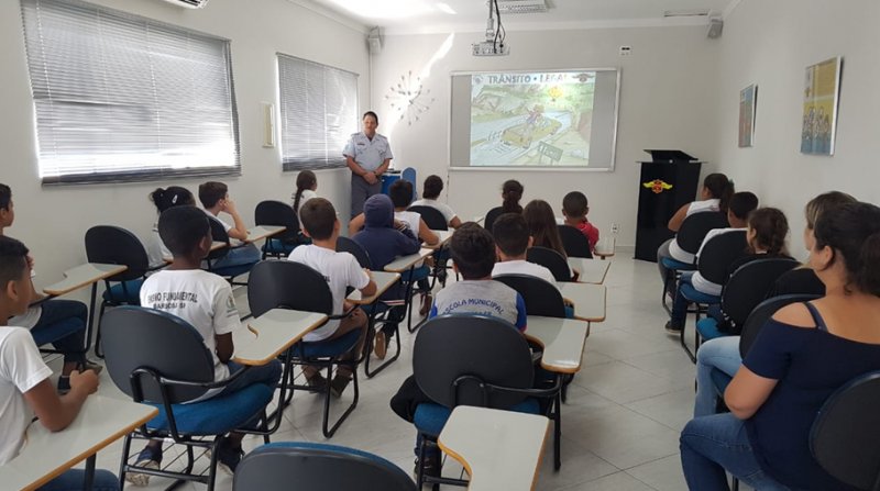 Alunos aprendem sobre o trânsito seguro com Polícia Rodoviária